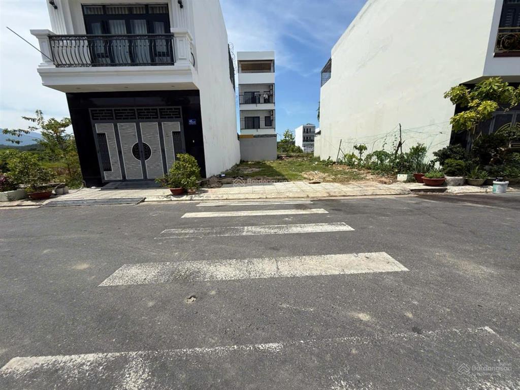 Bán lô đất đẹp đường a4 đối diện công viên cây xanh kđt nam vĩnh hải 100m2, tiện ích đầy đủ, 4ty350