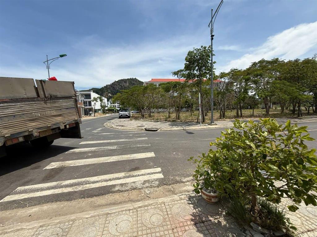 Bán lô đất đẹp đường a4 đối diện công viên cây xanh kđt nam vĩnh hải 100m2, tiện ích đầy đủ, 4ty350