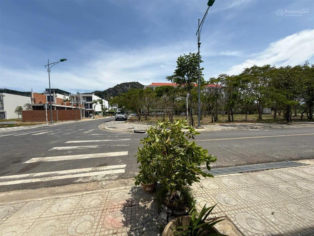 Bán lô đất đẹp đường a4 đối diện công viên cây xanh kđt nam vĩnh hải 100m2, tiện ích đầy đủ, 4ty350