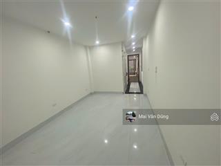 Chuyển nhượng nhà 5 tầng, thang máy, 3 mặt thoáng, tô phi vèo vèo qua nhà, trung tâm phố đức giang