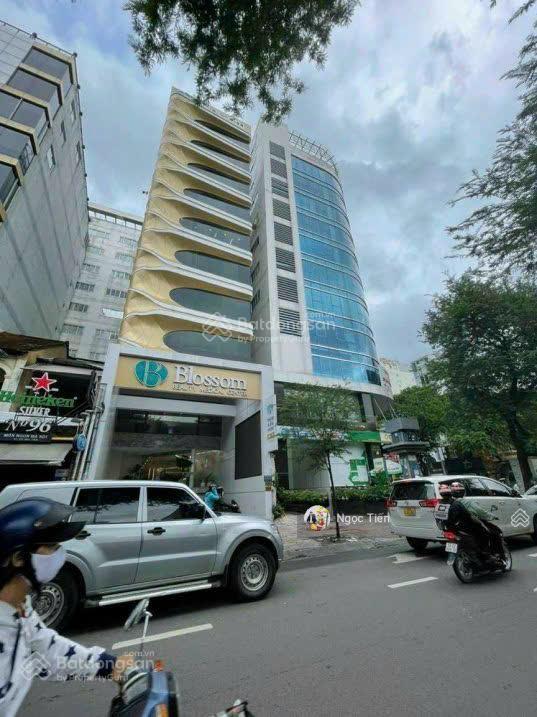 Siêu rẻ, giảm giá nhà mặt tiền lạc long quân dt 4x21,5m 5 tầng thang máy giá chỉ 17,9 tỷ.