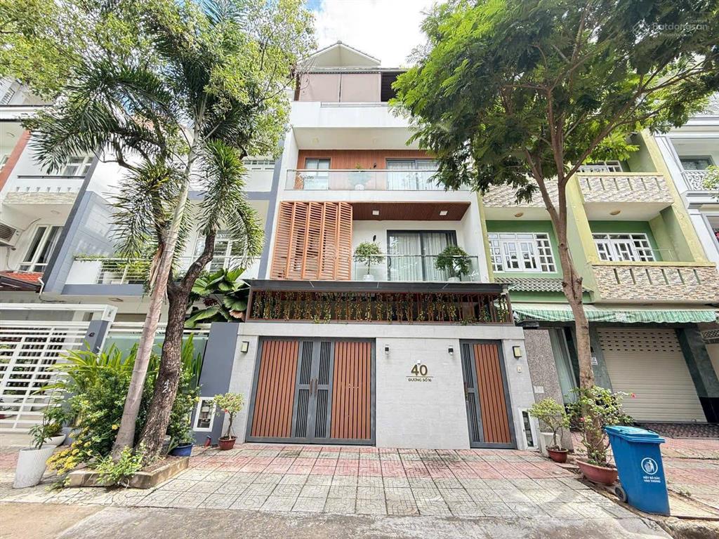 Bán gấp biệt thự 21.5 tỷ, 126m2 có thang máy đầy đủ nội thất kdc ven sông sadeco, tân phong