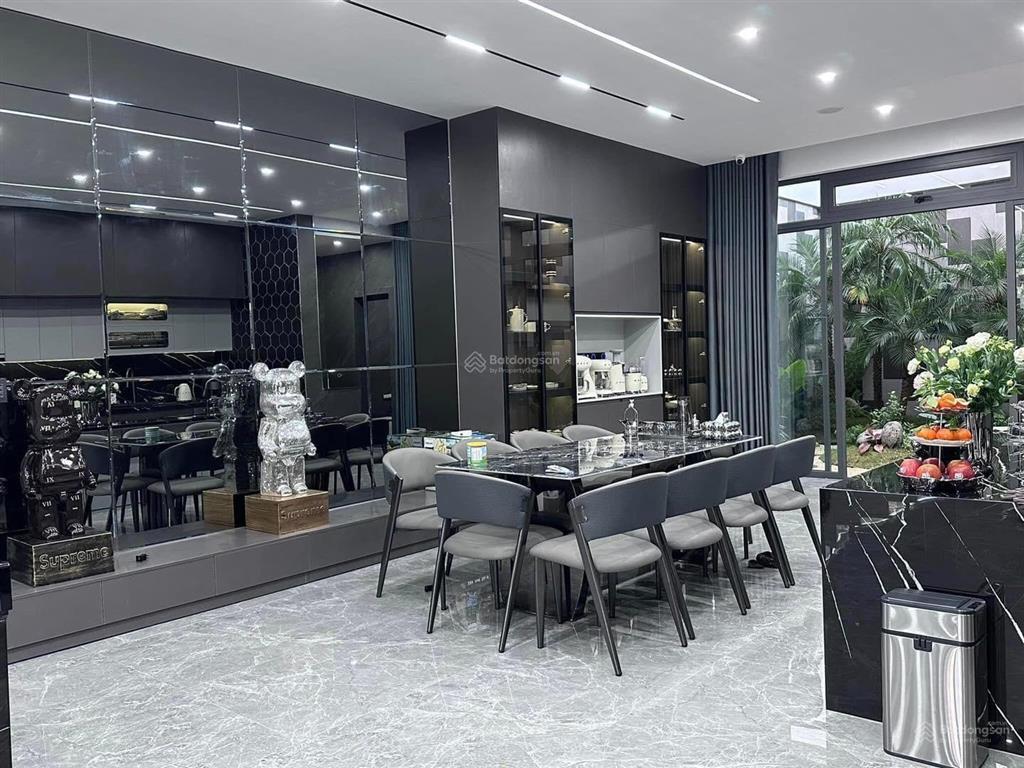Bán nhà mặt ngõ to 106 hoàng quốc việt, cầu giấy. dt sổ 70m2 x 5 tầng. thang máy, lô góc 2 mặt