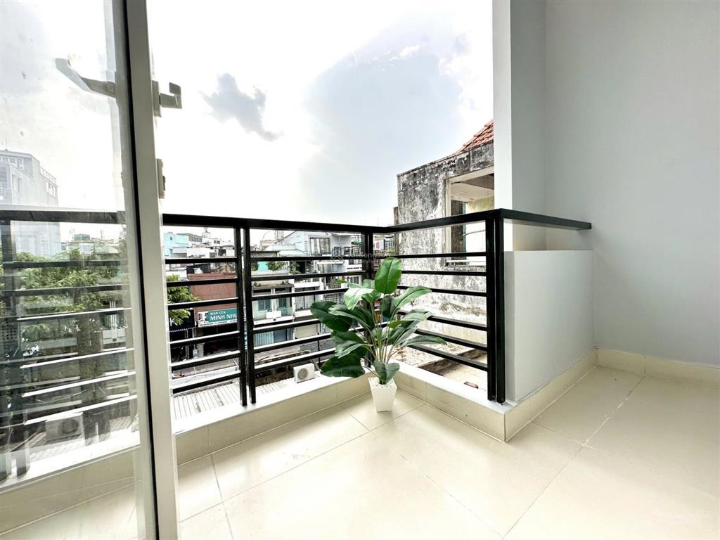 Trống sẵn căn hộ tách bếp balcon full nội thất, có thang máy ngay ngã tư nguyễn kiệm phú nhuận