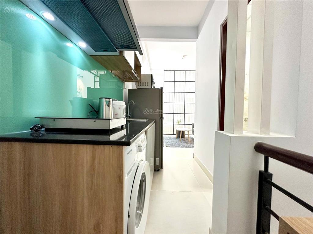 Trống sẵn căn hộ tách bếp balcon full nội thất, có thang máy ngay ngã tư nguyễn kiệm phú nhuận