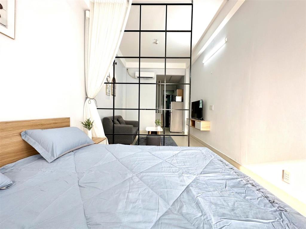 Trống sẵn căn hộ tách bếp balcon full nội thất, có thang máy ngay ngã tư nguyễn kiệm phú nhuận
