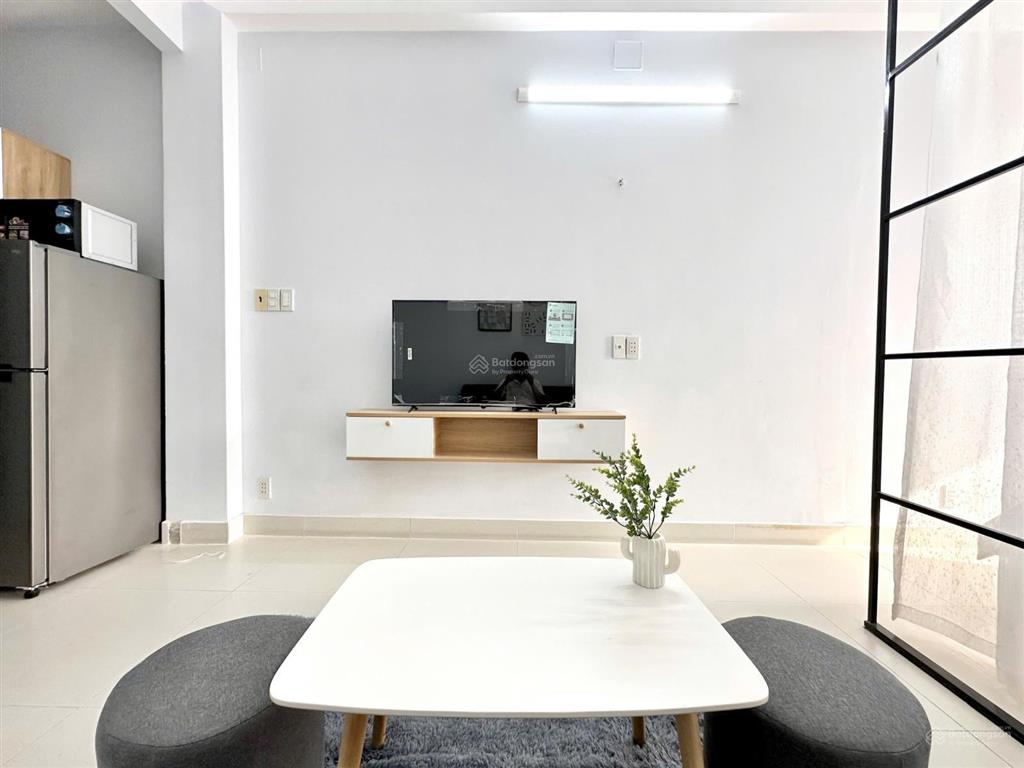 Trống sẵn căn hộ tách bếp balcon full nội thất, có thang máy ngay ngã tư nguyễn kiệm phú nhuận