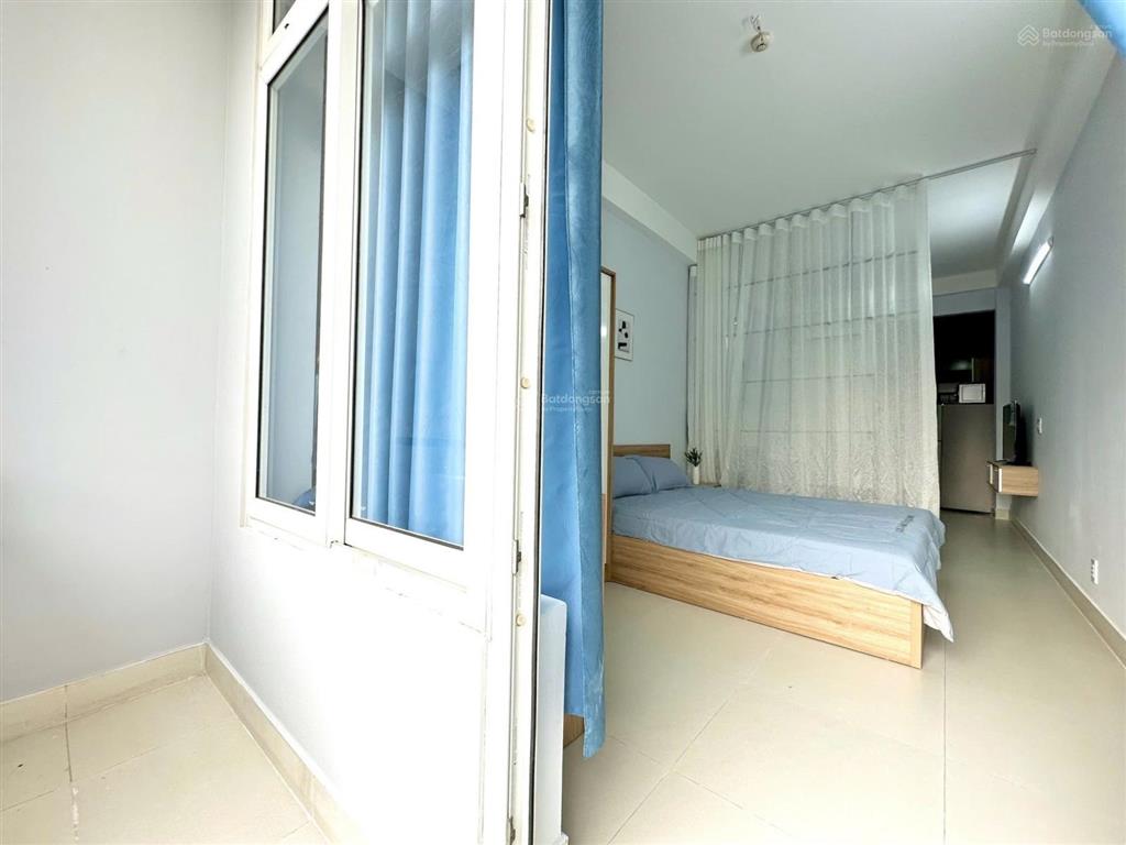 Trống sẵn căn hộ tách bếp balcon full nội thất, có thang máy ngay ngã tư nguyễn kiệm phú nhuận