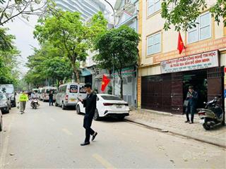 Mặt phố đỗ nhuận đối diện công viên hòa bình. tòa vp thông sàn, thang máy. đang cho thuê 250tr