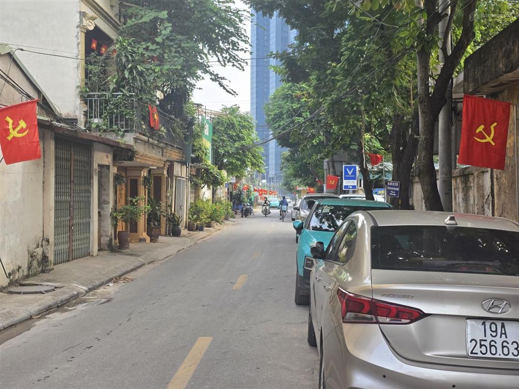 Bán đất vàng ciputra giáp kđt sunshine ngõ ô tô đỗ cửa phù hợp xây căn hộ dịch vụ.