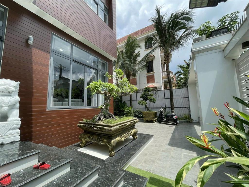 Biệt thự góc 3 mặt tiền 19x20m có hầm hồ cá koi tiền tỷ, thang máy khu biệt thự nam long q12