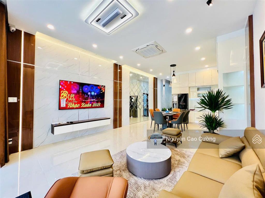 Siêu phẩm mặt tiền thang máy 5x25m đúc 5 tầng, nội thất nhập khẩu ý, đường hiệp thành 18, q12