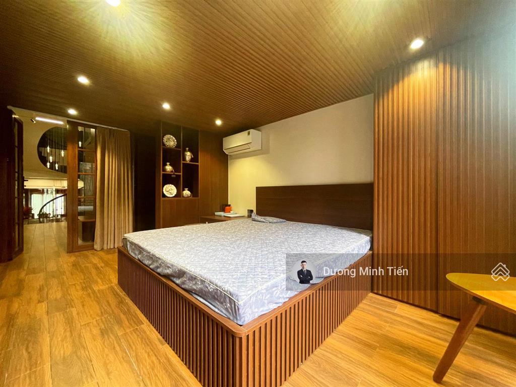 Nhà 5 tầng thang máy mặt đường phố cấm  120m2  nội thất cao cấp