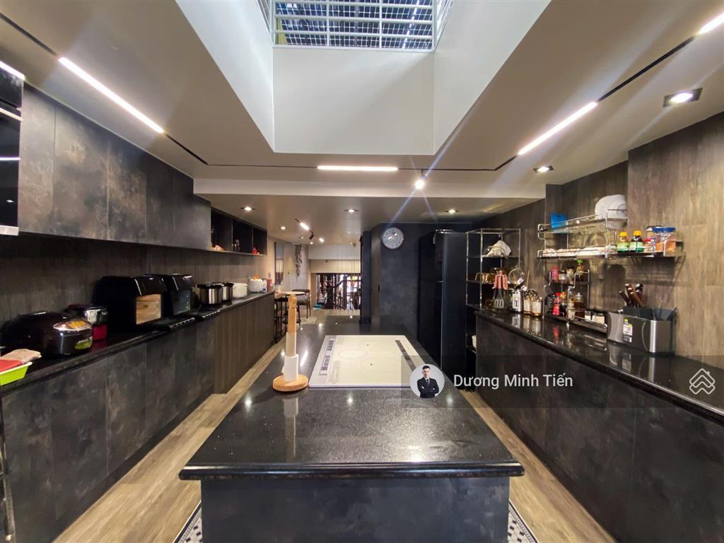 Nhà 5 tầng thang máy mặt đường phố cấm  120m2  nội thất cao cấp