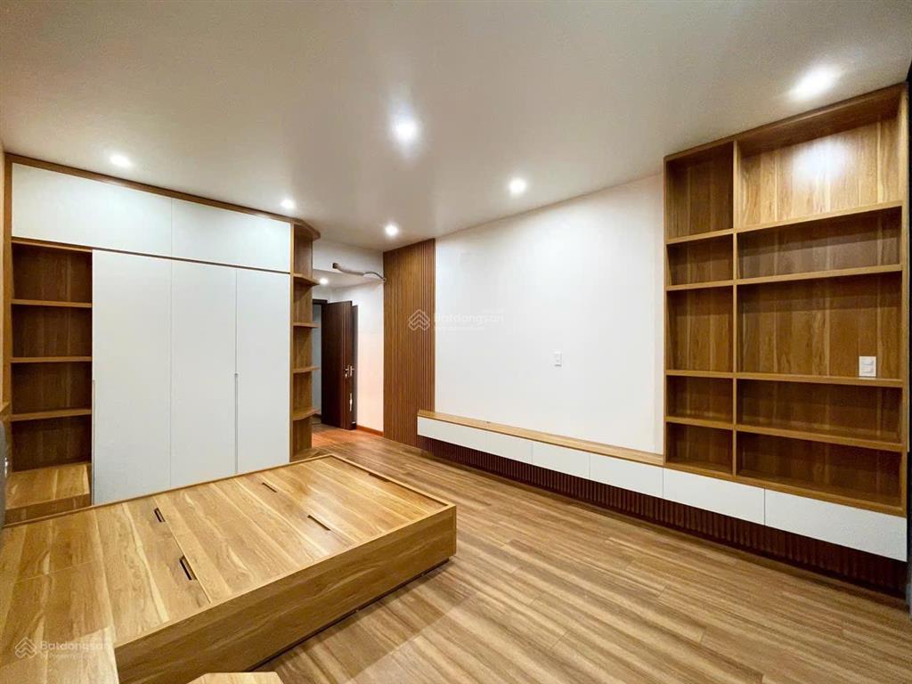 Nhà 5 tầng thang máy tđc lê hồng phong  60m2  đông nam