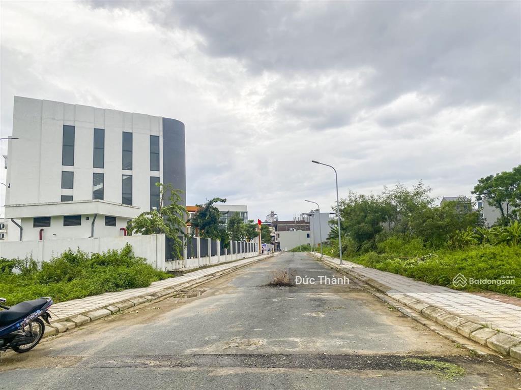 E có lô góc 100m2 mặt tiền 18m đường rộng 13m khu dv 25ha, gần đường trịnh văn bô