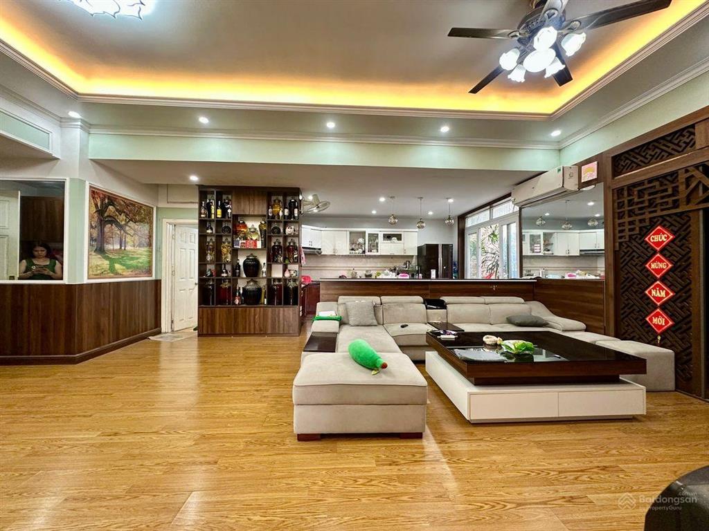 Chung cư hòa phát  gần hồ đền lừ  3 pn  130m2  full nội thất tiền tỷ  bán rẻ 8 tỷ