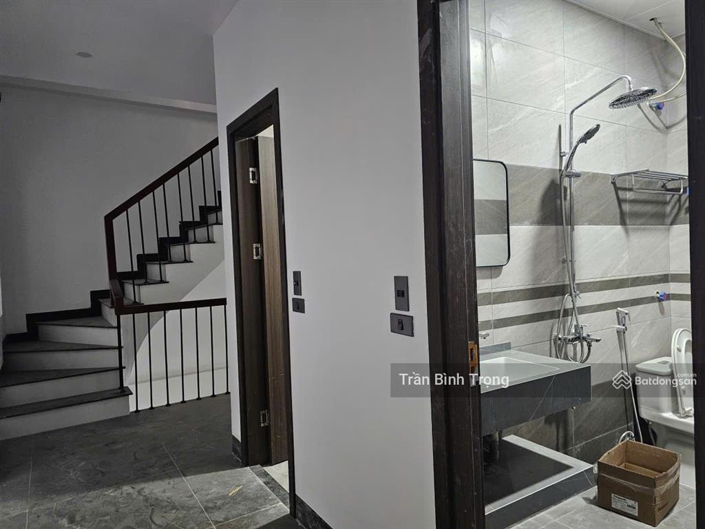 Mời thuê nhà 4 tầng 200m2/4 sàn , đường nguyễn tất thành, phường vĩnh phúc, chính chủ giá tốt