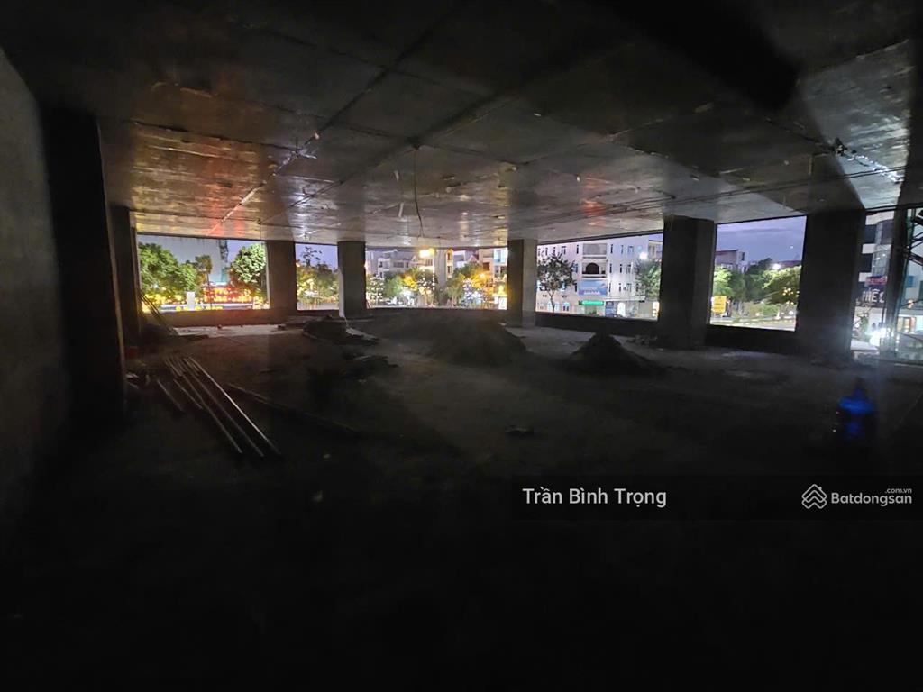 Cho thuê tòa nhà lô góc 6 tầng 250m2/sàn thang máy  trục chính p. vĩnh phúc  tỉnh phú thọ