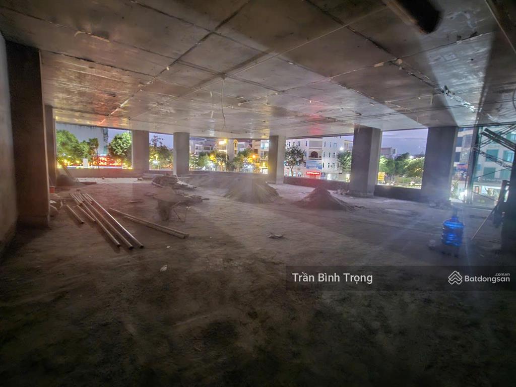 Cho thuê tòa nhà lô góc 6 tầng 250m2/sàn thang máy  trục chính p. vĩnh phúc  tỉnh phú thọ