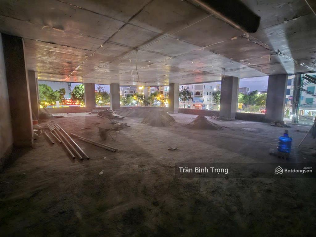 Cho thuê tòa nhà lô góc 6 tầng 250m2/sàn thang máy  trục chính p. vĩnh phúc  tỉnh phú thọ