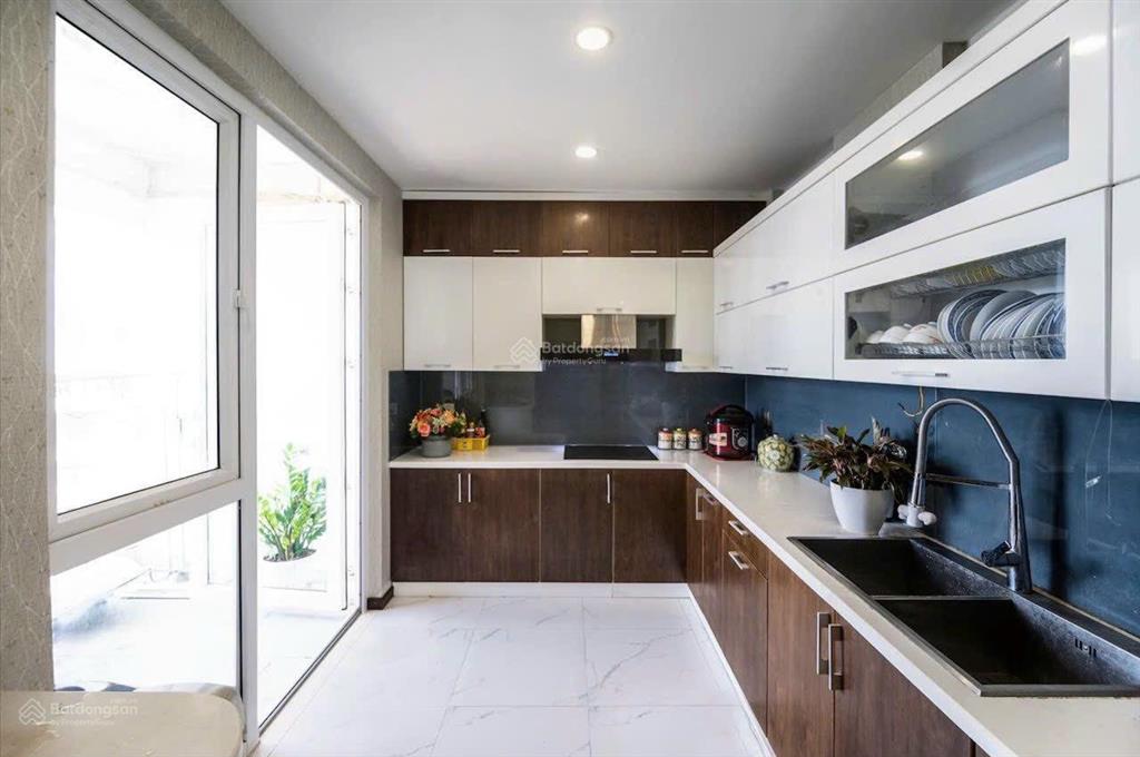Chính chủ bán lại nhà 136m2 mặt tiền 10m xây 5 tầng giá hơn 20 tỷ phố đông quan. 0888 486 ***.
