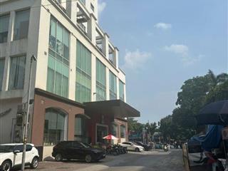 Chính chủ bán nhà lô góc ngõ 106 Hoàng Quốc Việt 81m2x3,5t giá 29.9 tỷ.Lh 0888486262.