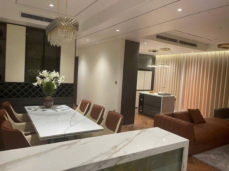 Nhà em bán lại căn hộ 170m², 4PN tòa Vườn Đào ngõ 689 Lạc Long Quân giá  17 tỷ LH 0888486262