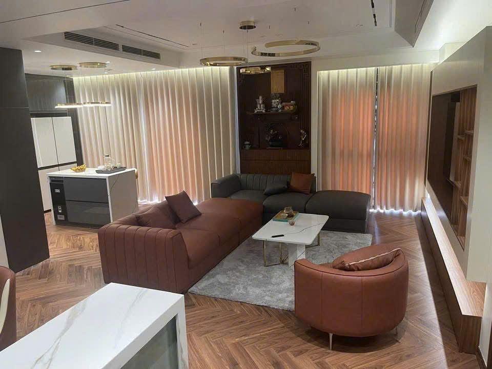 Nhà em bán lại căn hộ 170m², 4PN tòa Vườn Đào ngõ 689 Lạc Long Quân giá  17 tỷ LH 0888486262