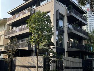 Cho thuê biệt thự lô góc tại nguyễn xiển. dt  200 m * 4 tầng . mt  20 m . thông sàn. nhà mới