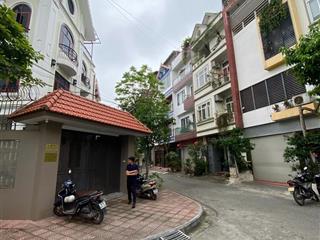 Cho thuê nhà biệt thự 214 nguyễn xiển. dt 175m, xd 100m, 4 tầng, căn góc. giá 40 triệu