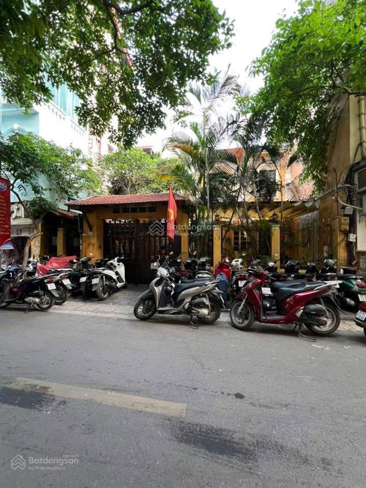 Cần tiền bán đất mp châu long, dt 300m2 mt 10m, vỉa hè rộng, con phố sầm uất, xây khách sạn, vp