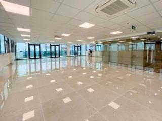 Cho thuê văn phòng trung yên, dt 300m2 thông sàn, thang máy, pccc, máy phát điện, lô góc