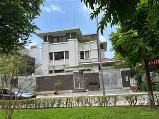 Biệt thự víp khu lão thành cách mạng cầu giấy, dt 400m2 view vườn hoa, giá 400tr/m2. 0988 138 ***