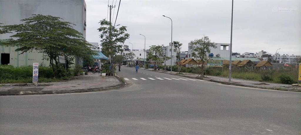 Góc 3 mặt tiền 550m2 vỉa hè 6m kinh doanh cho thuê nhà hàng 100tr giá bèo 13,x tỷ