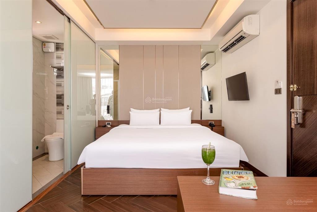 Hàng hiếm  106 hoàng quốc việt  phân lô vỉa hè  130m2  mặt tiền 9m  dt cho thuê 220tr  giá rẻ