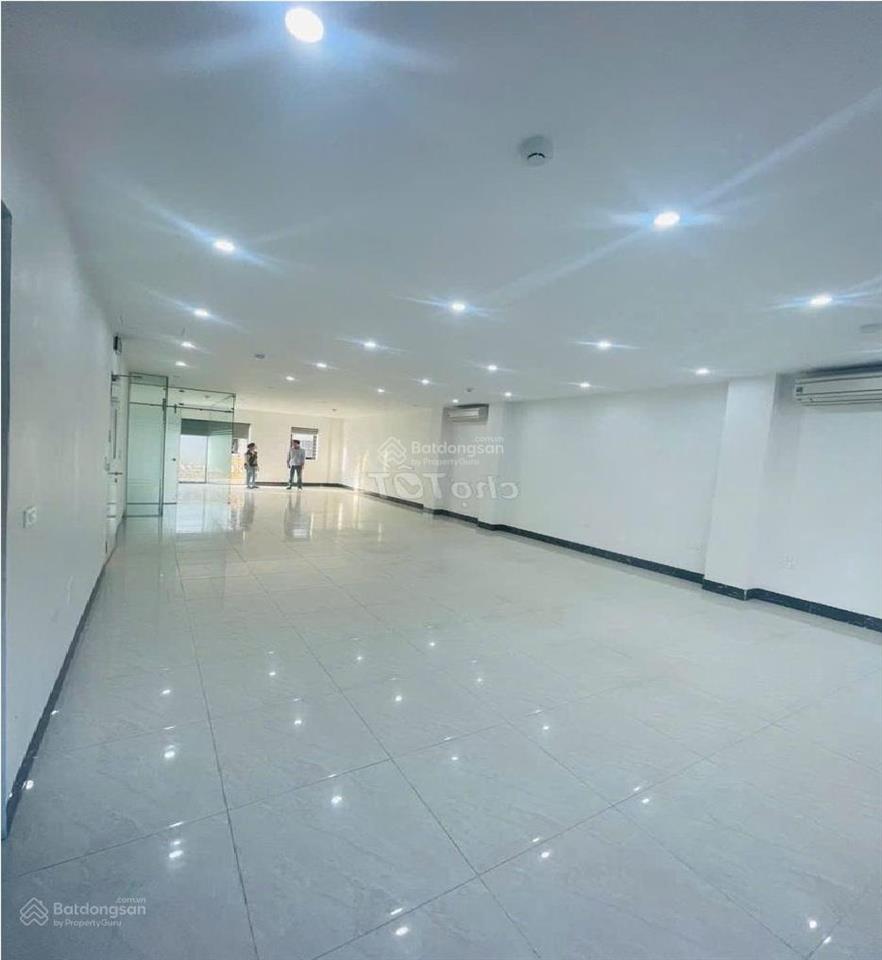 Cho thuê văn phòng tầng 2 ngõ 106 đường hoàng quốc việt diện tích 140m2 riêng biệt, đủ điều hòa