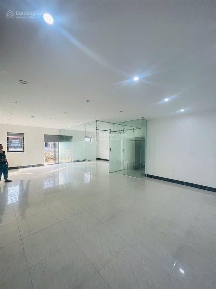 Cho thuê văn phòng tầng 2 ngõ 106 đường hoàng quốc việt diện tích 140m2 riêng biệt, đủ điều hòa