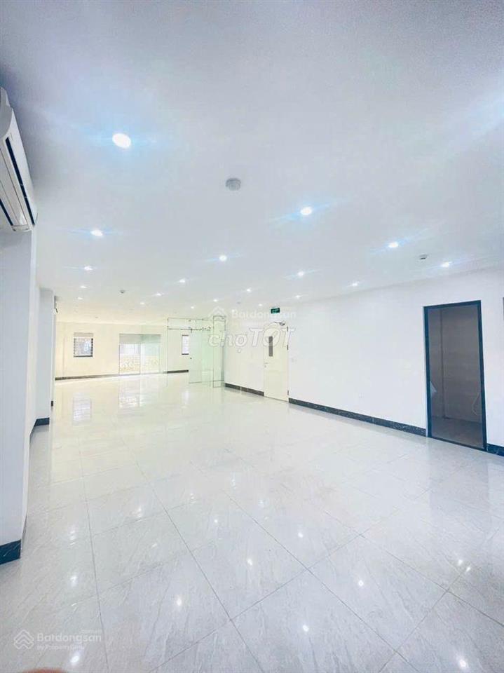 Cho thuê văn phòng tầng 2 ngõ 106 đường hoàng quốc việt diện tích 140m2 riêng biệt, đủ điều hòa