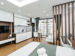 Bán căn hộ studio Vinhomes D'Capitale, căn hộ tòa C2, hướng Đông Nam, đầy đủ nội thất