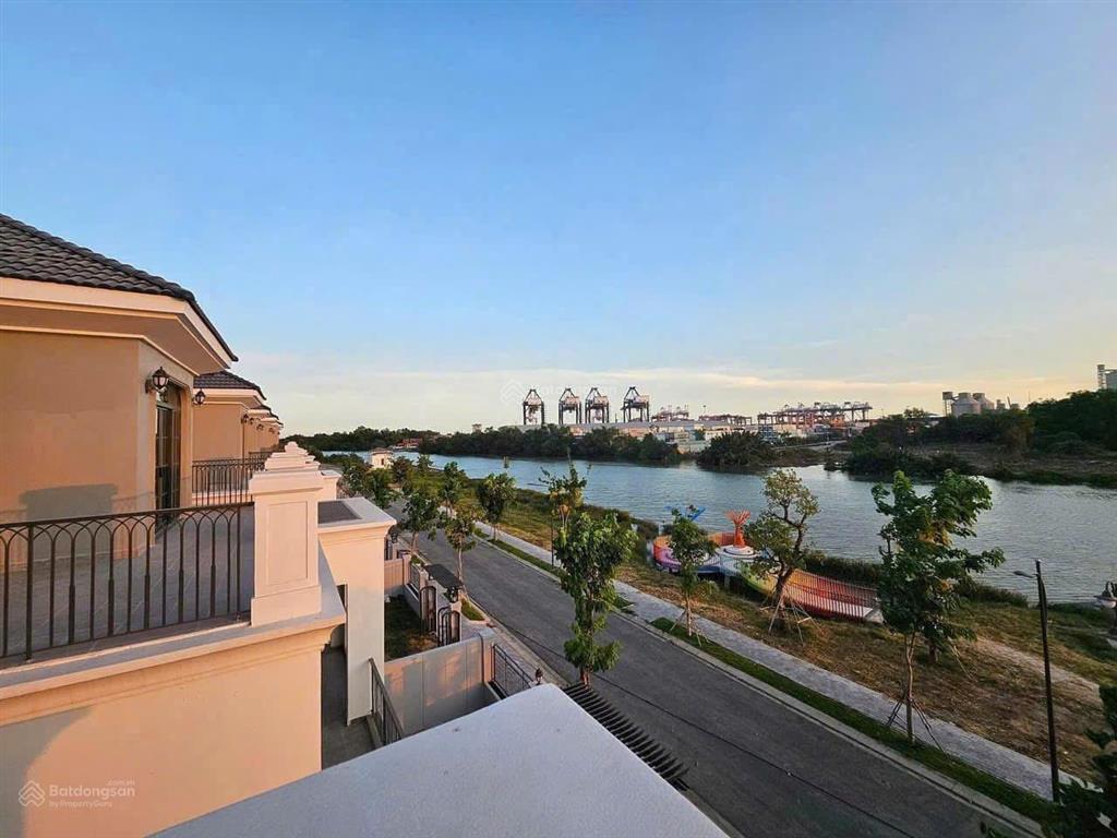Chủ gửi bán nhà phố liền thổ palm city quận 9, dt đất 5*20m xây dựng 3 tầng. giá siêu hot chỉ 9 tỷ
