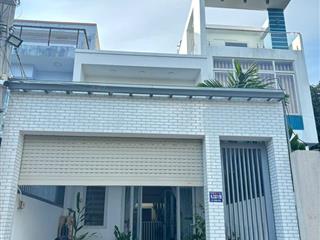 Nhà lầu hoàn công 110m2 4pn có pn dưới trệt sân đậu ô tô, giá 4.4 tỷ bao sang tên