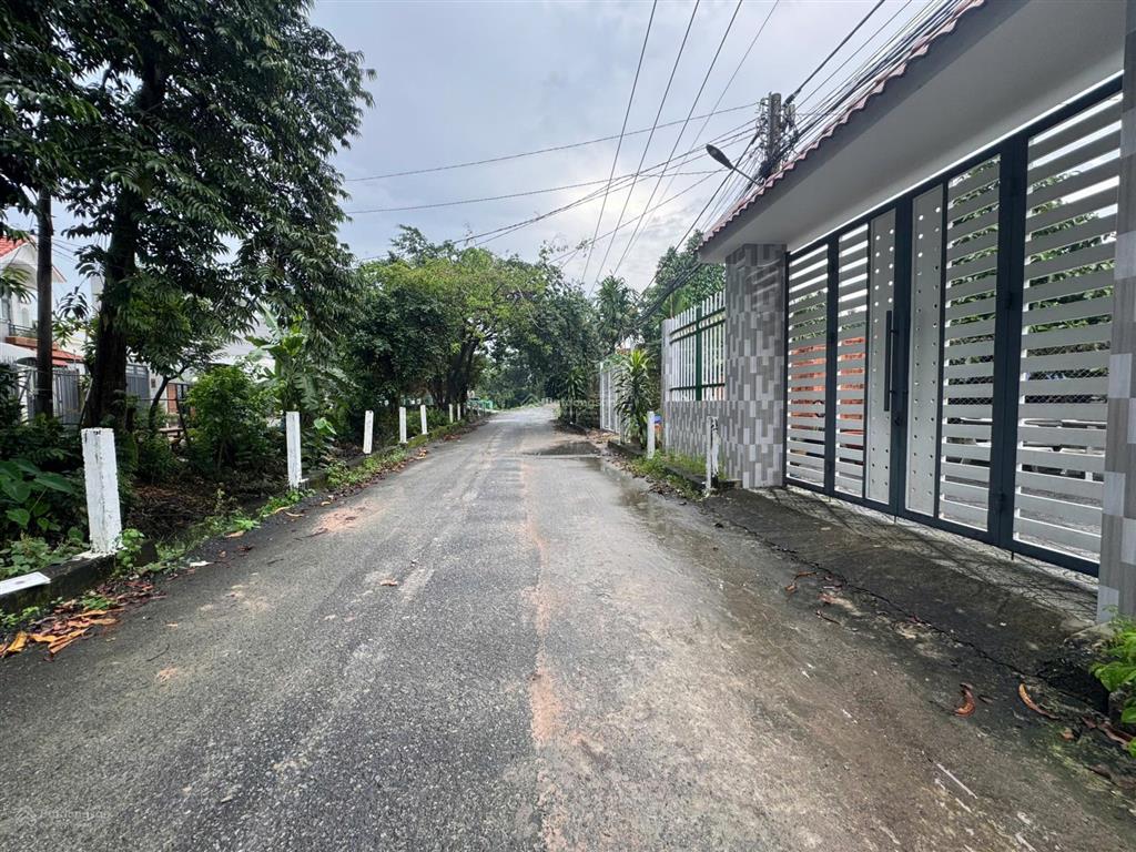 Đất biệt thự có sẵn nhà vườn gần sông sg  dt (16x50) giáp tp.hcm mặt tiền đường vp33