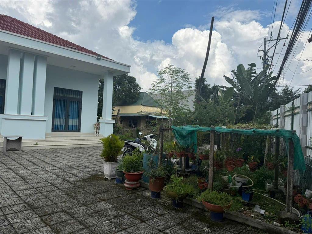 Đất biệt thự có sẵn nhà vườn gần sông sg  dt (16x50) giáp tp.hcm mặt tiền đường vp33