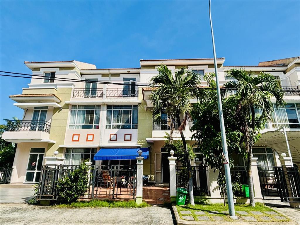 Cho thuê căn biệt thự vườn, nội thất hiện đại tại làng chuyên gia the oasis, thuận an, bình dương