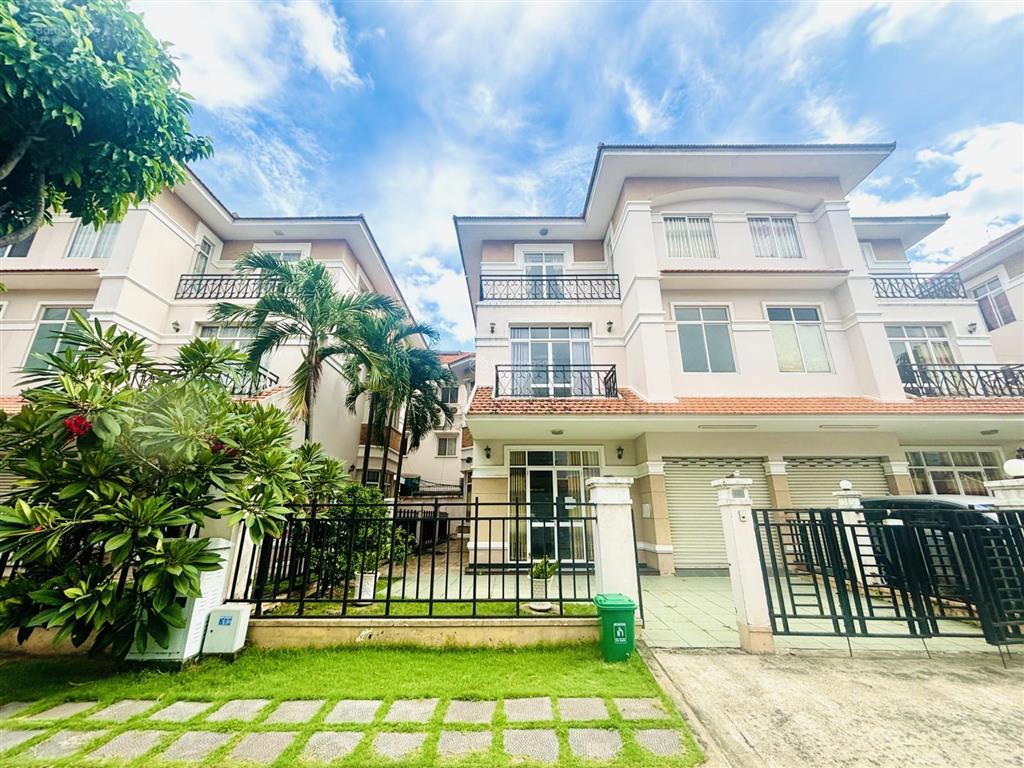 Bán căn biệt thự 10x18.5 ngay trục đường chính, hiện đại tại làng chuyên gia the oasis. gần aeon bd
