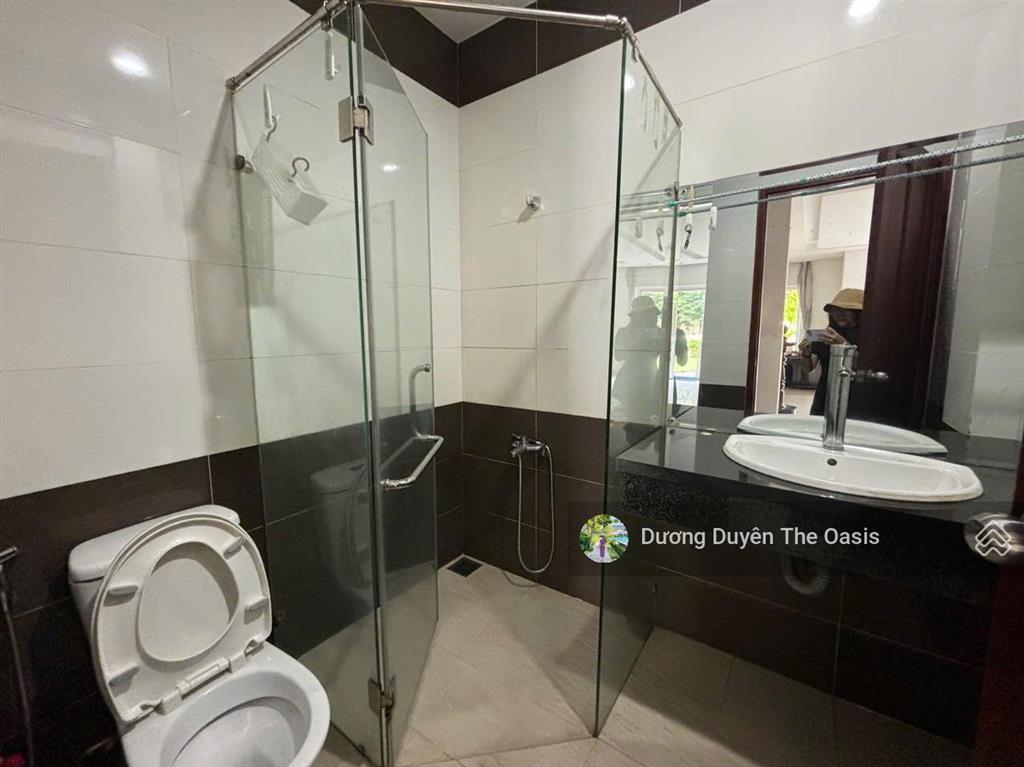 Chủ chuyển công tác cần bán căn bt 300m2 trục đường chính theoasis liền kề aeon sân golf 0975 362 ***