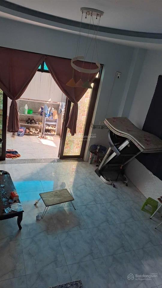 Nhà gia đình ở cạnh chợ nhỏ lê văn việt