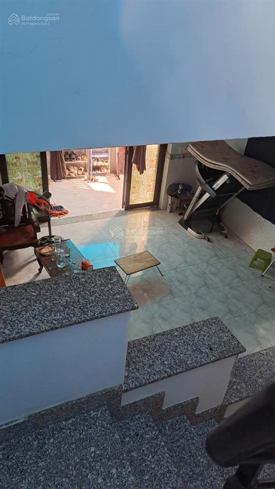 Nhà gia đình ở cạnh chợ nhỏ lê văn việt