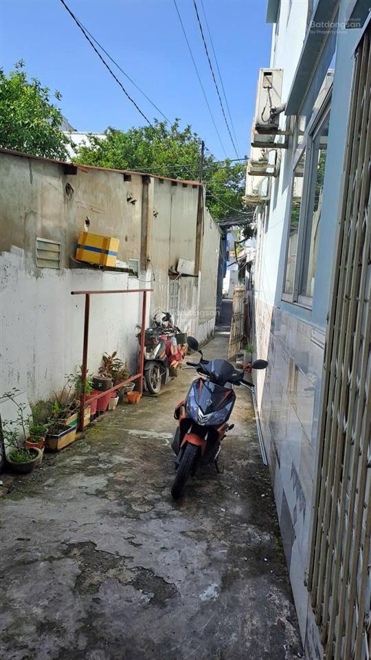 Nhà gia đình ở cạnh chợ nhỏ lê văn việt